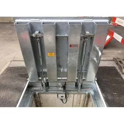 Notausstiege mit manueller &Ouml;ffnung